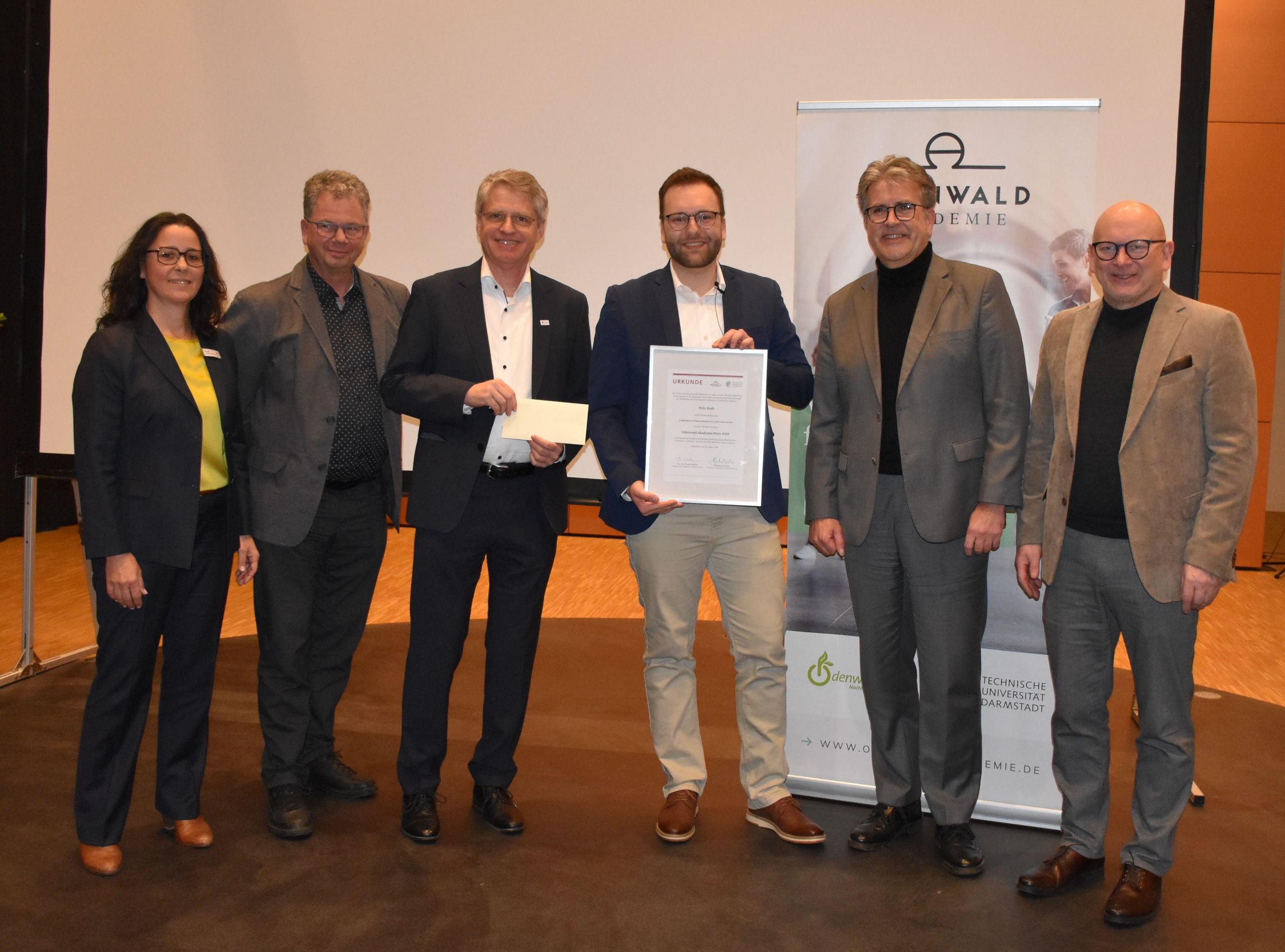 Ausgezeichnet: Felix Koch mit der Urkunde in der Hand. Ihm gratulieren (von rechts) Landrat Frank Matiaske sowie die drei Mitglieder der Preis-Jury Rüdiger Holschuh, Vorsitzender des Fördervereins der Odenwald-Akademie, Prof. Dr. Thomas Walther, Vizepräsident der TU Darmstadt, und Prof. Dr.-Ing. Hans-Joachim Linke, TU Darmstadt, und Raquel Jarillo von der Odenwald-Akademie. Foto Stefan Toepfer/Kreisverwaltung