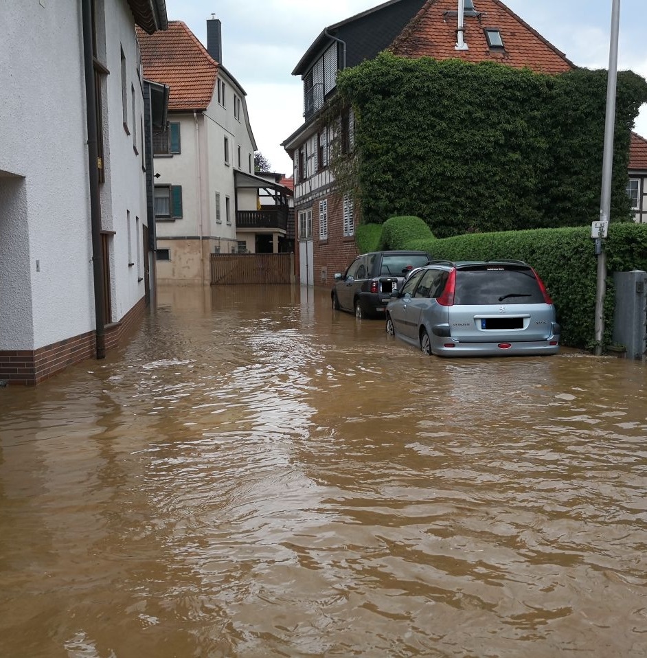 Überschwemmte Straße im Ort (Bildquelle: Feuerwehrverband des Odenwaldkreises e.V.)